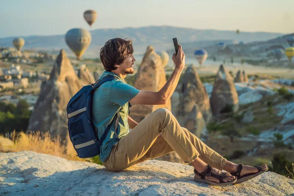 Туристичний Чоловік Дивиться Повітряні Кулі Каппадокії Туреччині Щасливої Подорожі Туреччині — стокове фото