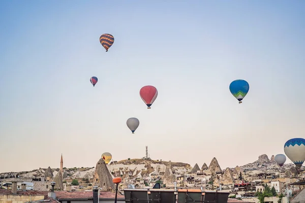 Färgglada Varmluftsballong Flyger Över Kappadokien Turkiet — Stockfoto