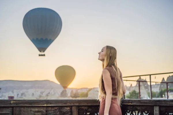 土耳其卡帕多西亚的一名观光妇女正在看热气球 土耳其旅途愉快的概念 山顶上的女人欣赏美丽的风景 — 图库照片