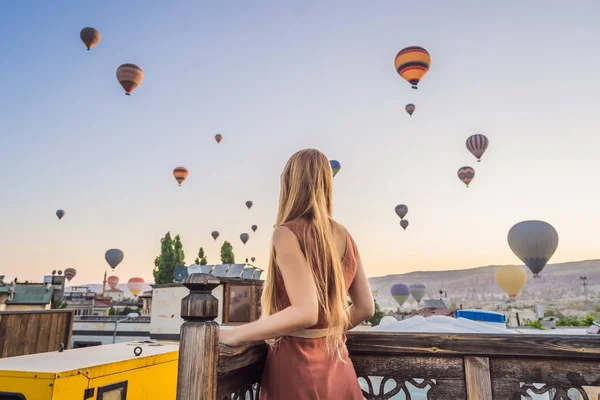 Туристка Смотрит Воздушные Шары Каппадокии Турция Концепция Счастливого Путешествия Турцию — стоковое фото