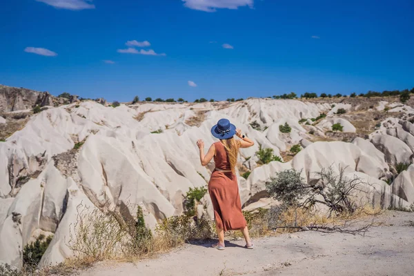 Mujer Joven Explorando Valle Con Formaciones Rocosas Cuevas Hadas Cerca — Foto de Stock