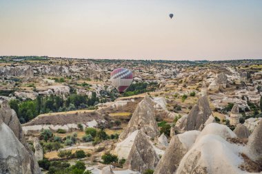 Türkiye 'nin Kapadokya üzerinde uçan renkli sıcak hava balonu.