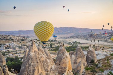 Türkiye 'nin Kapadokya üzerinde uçan renkli sıcak hava balonu.