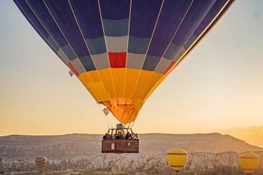 Türkiye 'nin Kapadokya üzerinde uçan renkli sıcak hava balonu.