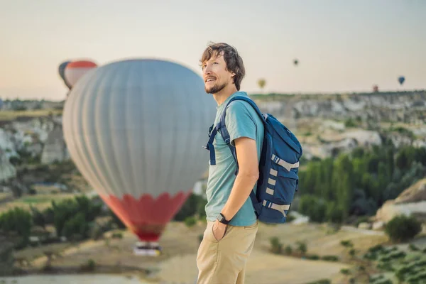 Turist Man Tittar Varmluftsballonger Kappadokien Turkiet Happy Travel Turkey Konceptet — Stockfoto