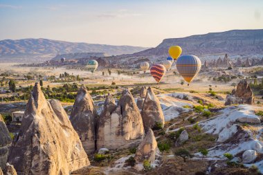 Türkiye 'nin Kapadokya üzerinde uçan renkli sıcak hava balonu.
