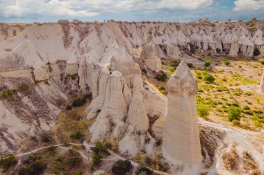 Kapadokya 'daki Aşk Vadisi' nde eşsiz jeolojik oluşumlar, Türkiye 'de popüler seyahat merkezleri.