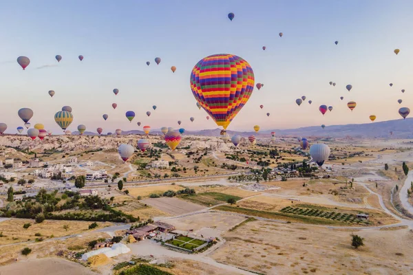 五彩缤纷的热气球在土耳其卡帕多西亚Goreme Nevsehir的仙女烟囱山谷里飞过 俯瞰地下城和不断膨胀的旅游业的壮观全景 高质量的 — 图库照片