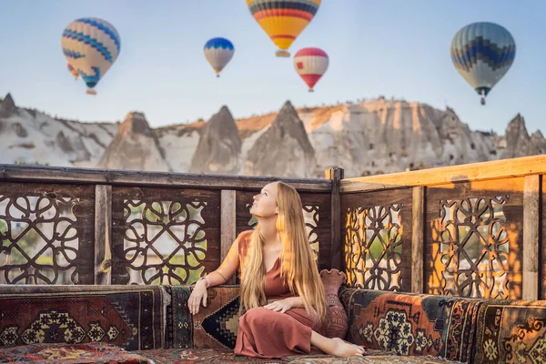 Turista Néz Hőlégballonok Cappadocia Törökország Boldog Utazást Törökországban Hegy Tetején — Stock Fotó