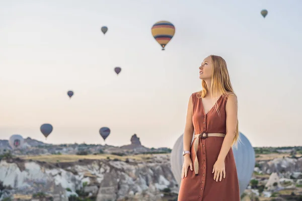 Turista Néz Hőlégballonok Cappadocia Törökország Boldog Utazást Törökországban Hegy Tetején — Stock Fotó