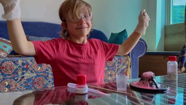 Anak Kecil Melakukan Percobaan Sains Rumah — Stok Video