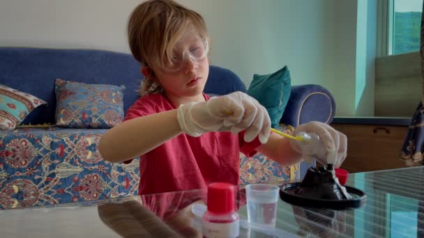 Kleine Jongen Doet Thuis Wetenschappelijke Experimenten — Stockvideo