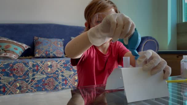 Маленький Мальчик Проводит Научные Эксперименты Дома — стоковое видео