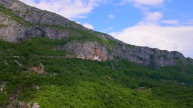 Karadağ 'daki Ostrog Manastırı veya Ostrog Manastırı' nın hava görüntüleri. Balkanlar 'da önemli bir Ortodoks din merkezi.