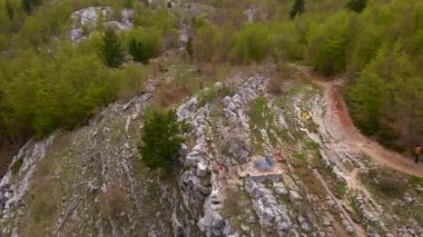 Grlo Sokolovo Kanyonu 'nu ziyaret eden genç bir bayanın klibi. Karadağ 'da nefes kesici bir manzara.