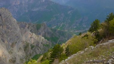 Grlo Sokolovo Kanyonu 'nu ziyaret eden genç bir bayanın klibi. Karadağ 'da nefes kesici bir manzara.