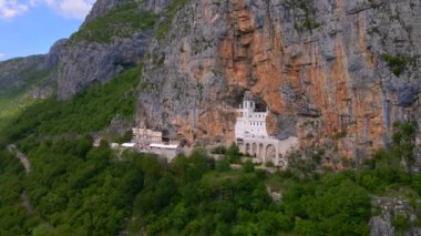 Karadağ 'daki Ostrog Manastırı veya Ostrog Manastırı' nın hava görüntüleri. Balkanlar 'da önemli bir Ortodoks din merkezi.