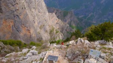 Grlo Sokolovo Kanyonu 'nu ziyaret eden genç bir bayanın klibi. Karadağ 'da nefes kesici bir manzara.