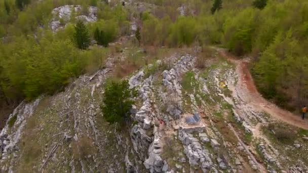 Aerial Video Young Woman Tourist Visitng Grlo Sokolovo Canyon Breathtaking — Stock Video