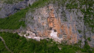 Karadağ 'daki Ostrog Manastırı veya Ostrog Manastırı' nın hava görüntüleri. Balkanlar 'da önemli bir Ortodoks din merkezi.