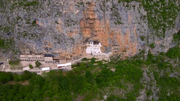 Fotografia Aérea Mosteiro Ostrog Monastério Ostrog Montenegro Importante Centro Religioso — Vídeo de Stock