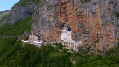 Karadağ 'daki Ostrog Manastırı veya Ostrog Manastırı' nın hava görüntüleri. Balkanlar 'da önemli bir Ortodoks din merkezi.
