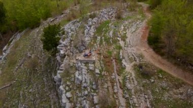 Grlo Sokolovo Kanyonu 'nu ziyaret eden bir turist ailesinin klibi Karadağ' da ünlü bir turistik yer. Kanyon manzaralı bir bankta oturuyorlar..
