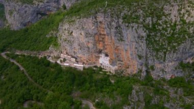 Karadağ 'daki Ostrog Manastırı veya Ostrog Manastırı' nın hava görüntüleri. Balkanlar 'da önemli bir Ortodoks din merkezi.