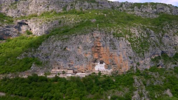 Luftaufnahme Des Klosters Ostrog Oder Monasterio Ostrog Montenegro Ist Ein — Stockvideo