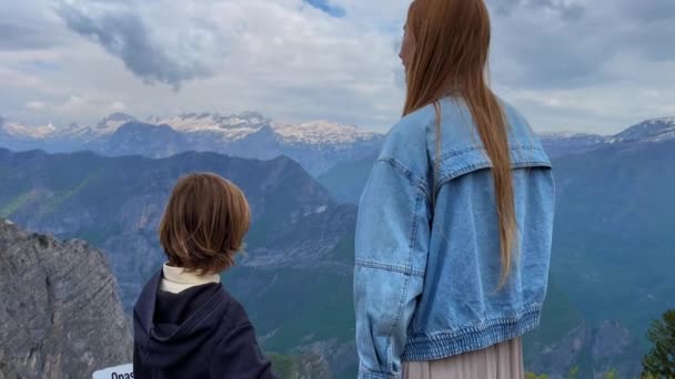 若い女性と彼女の息子の観光客がグロ ソコロボ峡谷を訪れている モンテネグロの息をのむような観光地 — ストック動画