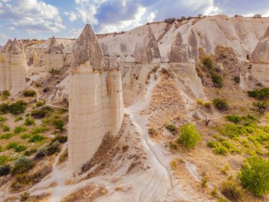 Kapadokya 'daki Aşk Vadisi' nde eşsiz jeolojik oluşumlar, Türkiye 'de popüler seyahat merkezleri.