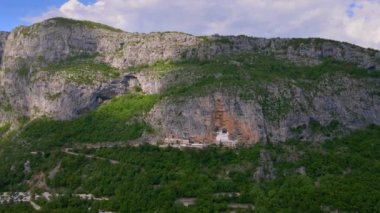 Karadağ 'daki Ostrog Manastırı veya Ostrog Manastırı' nın hava görüntüleri. Balkanlar 'da önemli bir Ortodoks din merkezi.