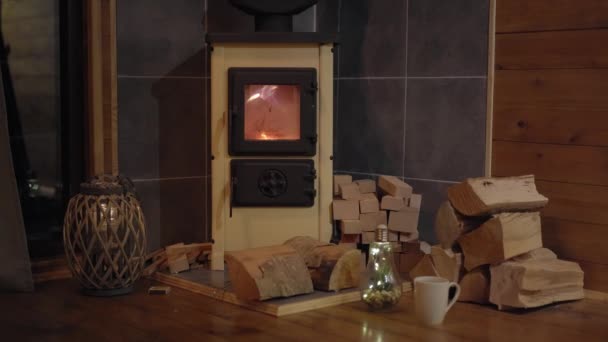 Nachtszene Ein Haushaltsherd Mit Brennendem Holz Kleines Schmuckes Holzhaus Winterferienkonzept — Stockvideo