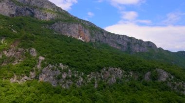 Karadağ 'daki Ostrog Manastırı veya Ostrog Manastırı' nın hava görüntüleri. Balkanlar 'da önemli bir Ortodoks din merkezi.