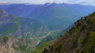 Grlo Sokolovo Kanyonu 'nun hava görüntüsü. Karadağ 'da nefes kesici bir manzara.