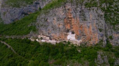 Karadağ 'daki Ostrog Manastırı veya Ostrog Manastırı' nın hava görüntüleri. Balkanlar 'da önemli bir Ortodoks din merkezi.