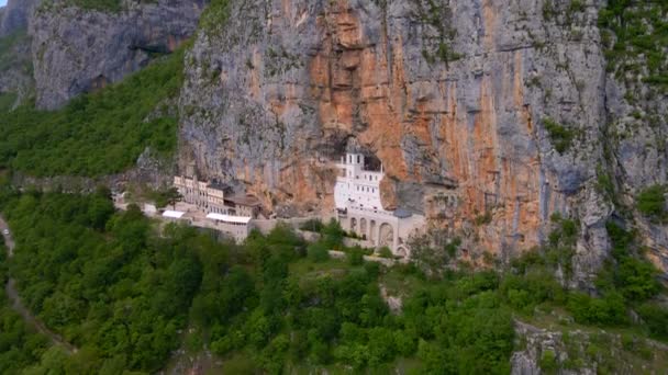 Zdjęcie Lotnicze Klasztoru Ostrog Lub Klasztoru Ostrog Czarnogórze Ważne Prawosławne — Wideo stockowe