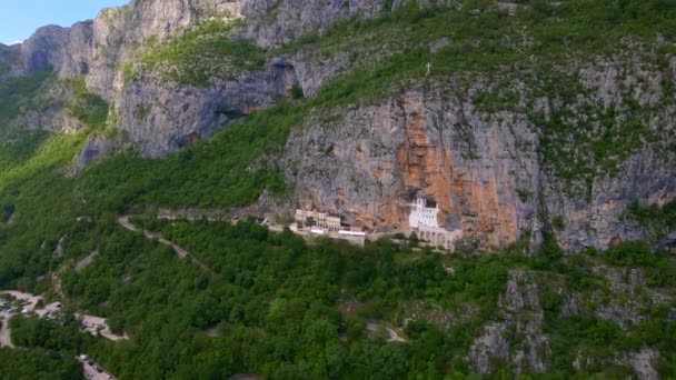 Fotografia Aérea Mosteiro Ostrog Monastério Ostrog Montenegro Importante Centro Religioso — Vídeo de Stock