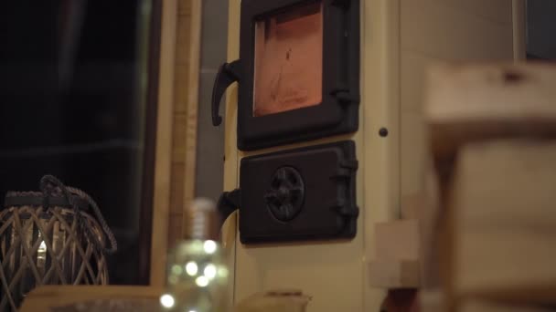 一个家庭炉灶与燃烧的木材 这是个小木屋寒假概念 — 图库视频影像