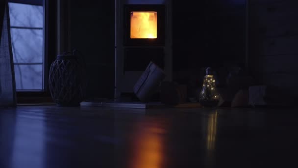 深夜或清晨的场景 一个家庭炉灶与燃烧的木材 这是个小木屋寒假概念 — 图库视频影像