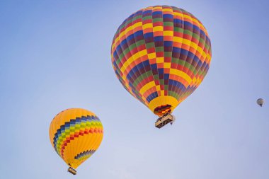 Mavi gökyüzünde güzel sıcak hava balonları.