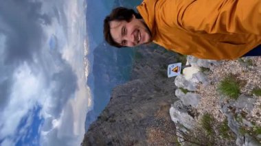 Dikey video. Karadağ-Arnavutluk sınırındaki ünlü bir kanyon olan Grlo Sokolovo 'yu ziyaret eden genç bir adam görülüyor. Telefondan selfie videosu kaydediyor. Karadağ 'a Seyahat.