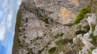 Dikey video. Grlo Sokolovo Kanyonu 'nda bir gözlem noktası. Karadağ' ın ünlü bir manzarası. Balkanlar 'a Seyahat kavramı.