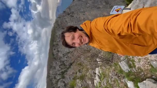 Вертикальне Відео Молодий Чоловік Відвідує Гло Соколово Відомий Каньйон Чорногорсько — стокове відео