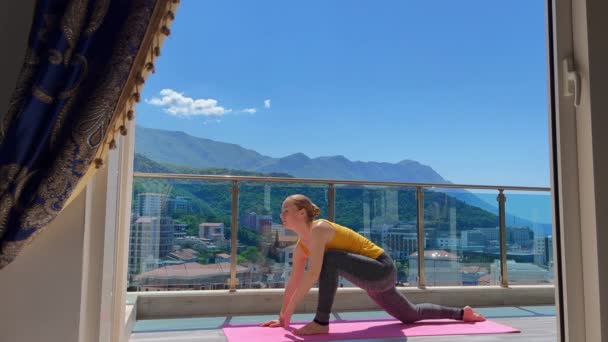Video Gerakan Lambat Dari Seorang Wanita Muda Berlatih Yoga Teras — Stok Video