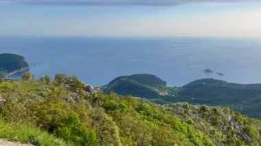 Gün batımında Petrovac kenti yakınlarındaki Adriyatik Denizi manzarası. Karadağ 'a yol gezisi.