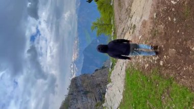 Dikey video. Genç bir kadın ve oğlu turistler Grlo Sokolovo Kanyonu 'nu ziyaret ediyorlar. Karadağ 'da nefes kesici bir manzara.