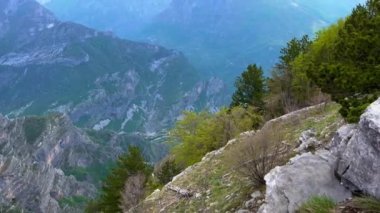 Genç bir kadın ve oğlu turistler Grlo Sokolovo Kanyonu 'nu ziyaret ediyorlar. Karadağ 'da nefes kesici bir manzara.