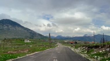 Karadağ kırsalında bir arabaya binmek. İçinde Korita köyü olan vadiye bak..