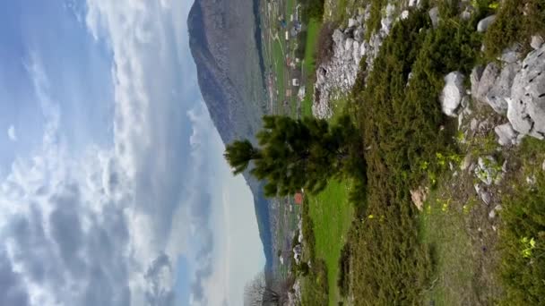 垂直录像 看看这个山谷 里面有Korita村 黑山美丽的风景 — 图库视频影像